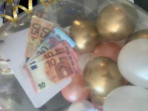 voorzetsel Inhalen tempo Geld in-aan een ballon - B-balloons