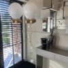 18 inch cloudbuster witte ballon van 45 cm gevuld met helium . met 4 chrome goud kleine ballonnetjes eronder bevestigd voor een sjieke uitstraling .