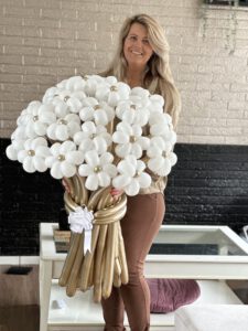 Blonde bloemen gemaakt in de kleur wit met gouden stelen