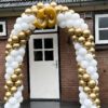 ballonnenboog YES I DO bruiloft boog kleuren wit met chrome gold en cijfer 50