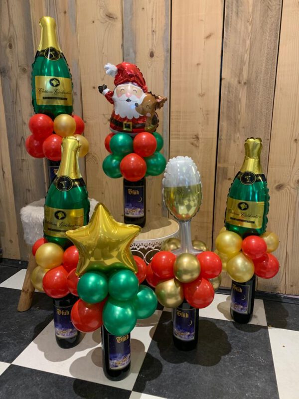 tafeldecoratie bollenstuk kerst champagne fles glas in de kleuren rood groen goud