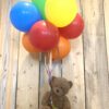 ballonnen decoratie tafel bonte kleuren pilaartje met knuffel beertje