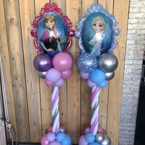 pilaar met een folie ballon erboven op van elza en 1 van anna