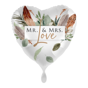 Mooie bruiloft ballon in de vorm van een hartje met de tekst MRNMRS love er op geprint met op de achtergrond groene blaadjes veertjes echt een ballon voor natuurliefhebbers