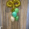 luxe helium boekt met 2 geelgouwen cijfer van ieder 66 cm met daaronder 5 helium ballonnen in 3 kleuren groen 1 doorzichtig met een confetti printje en 1x blush -winkel