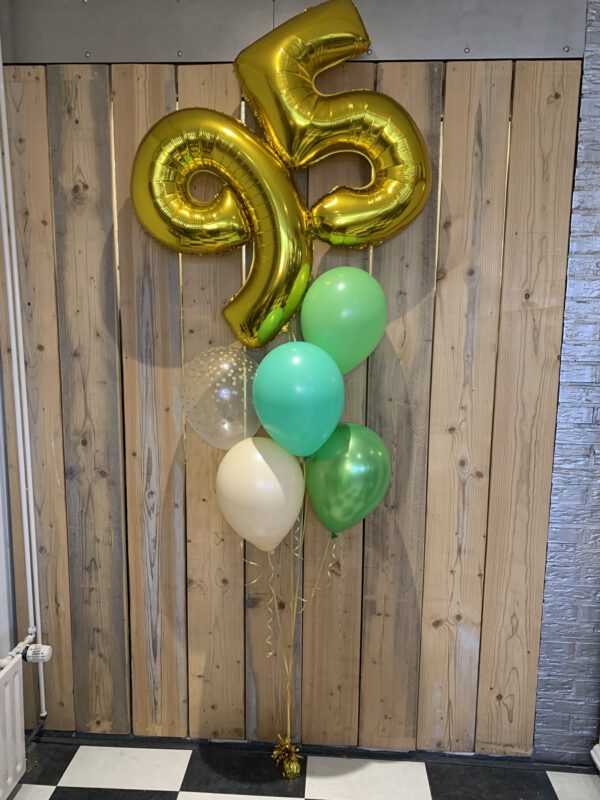 luxe helium boekt met 2 geelgouwen cijfer van ieder 66 cm met daaronder 5 helium ballonnen in 3 kleuren groen 1 doorzichtig met een confetti printje en 1x blush -winkel