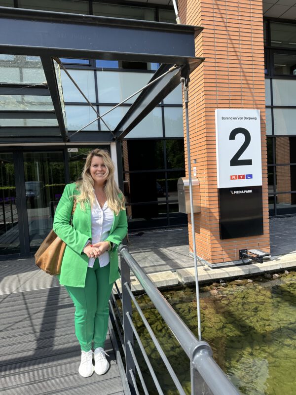 Blow Up s2 kandidaat Birgit Bourgonje 2023 bij RTL Hoofdgebouw Mediapark groen jasje