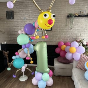 pilaar gemaakt met ballonnen in de vorm van een rups