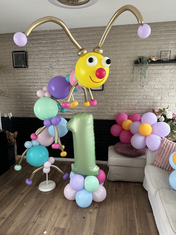 pilaar gemaakt met ballonnen in de vorm van een rups