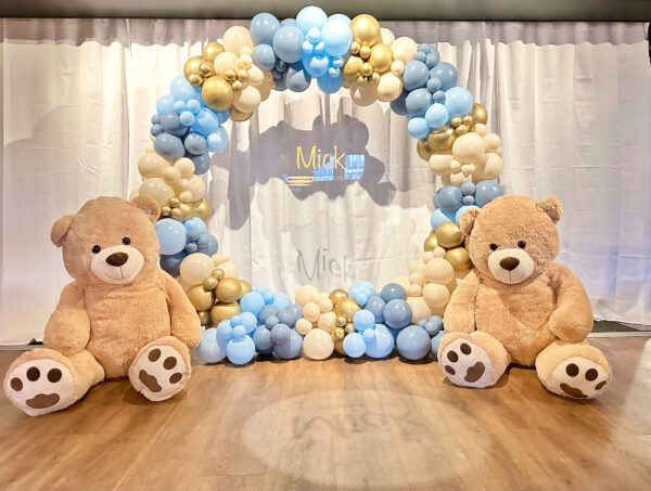 balloonbackground ballonnenachtergrond organic boog met 2 reuzen teddy beren