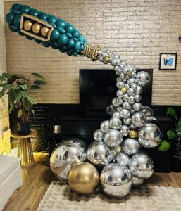 Decoratie is gemaakt met latex ballonnen en luxe spiegelbollen