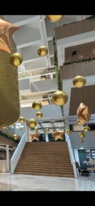 Grote gouden spiegelbollen en kerststerren opgehangen