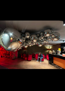 Voor thema moet nog een hele spiegel plafond gemaakt in Amsterdam