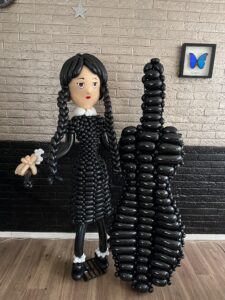 Wednesday met haar cello gemaakt van ballonnen