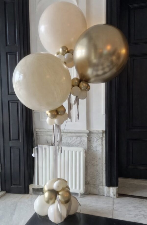 pilaar met 3 grote ballonnen eraan met een doorsnee van 60 cm