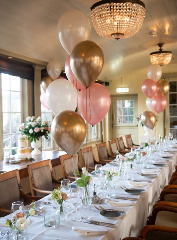 helium ballonnen op een eettafel