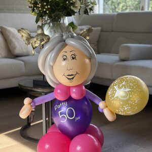 opblaas pop gemaakt van ballonnen sara 50 jaar
