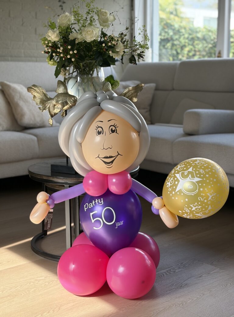 opblaas pop gemaakt van ballonnen sara 50 jaar