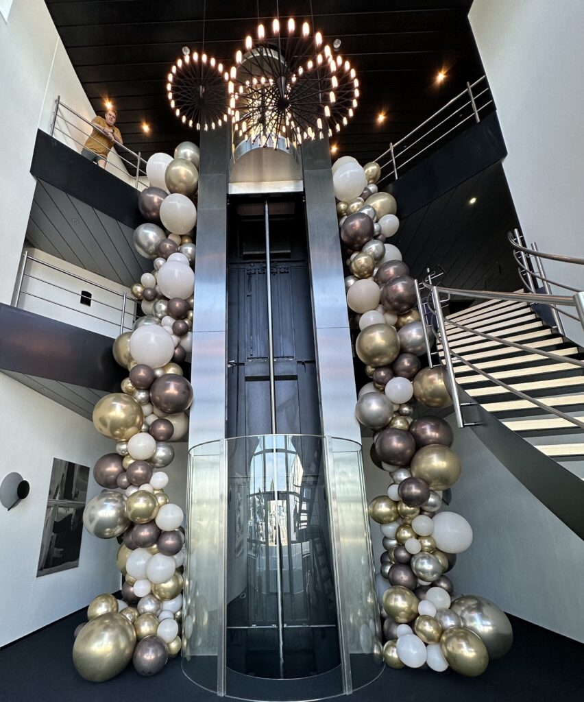 Ballonnen slingersLangs een liftschacht