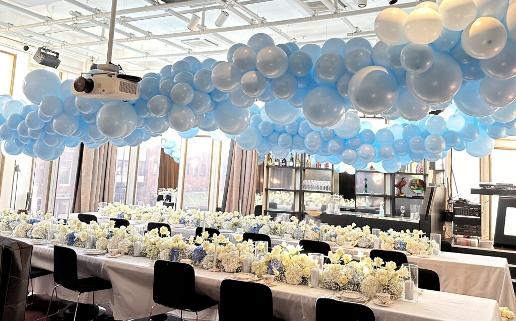 Organic slinger 1 kleur boven een chique eettafel in de kleur blauw